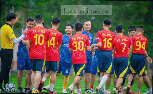 午后阳光透过书架，照在翻开的书页上。